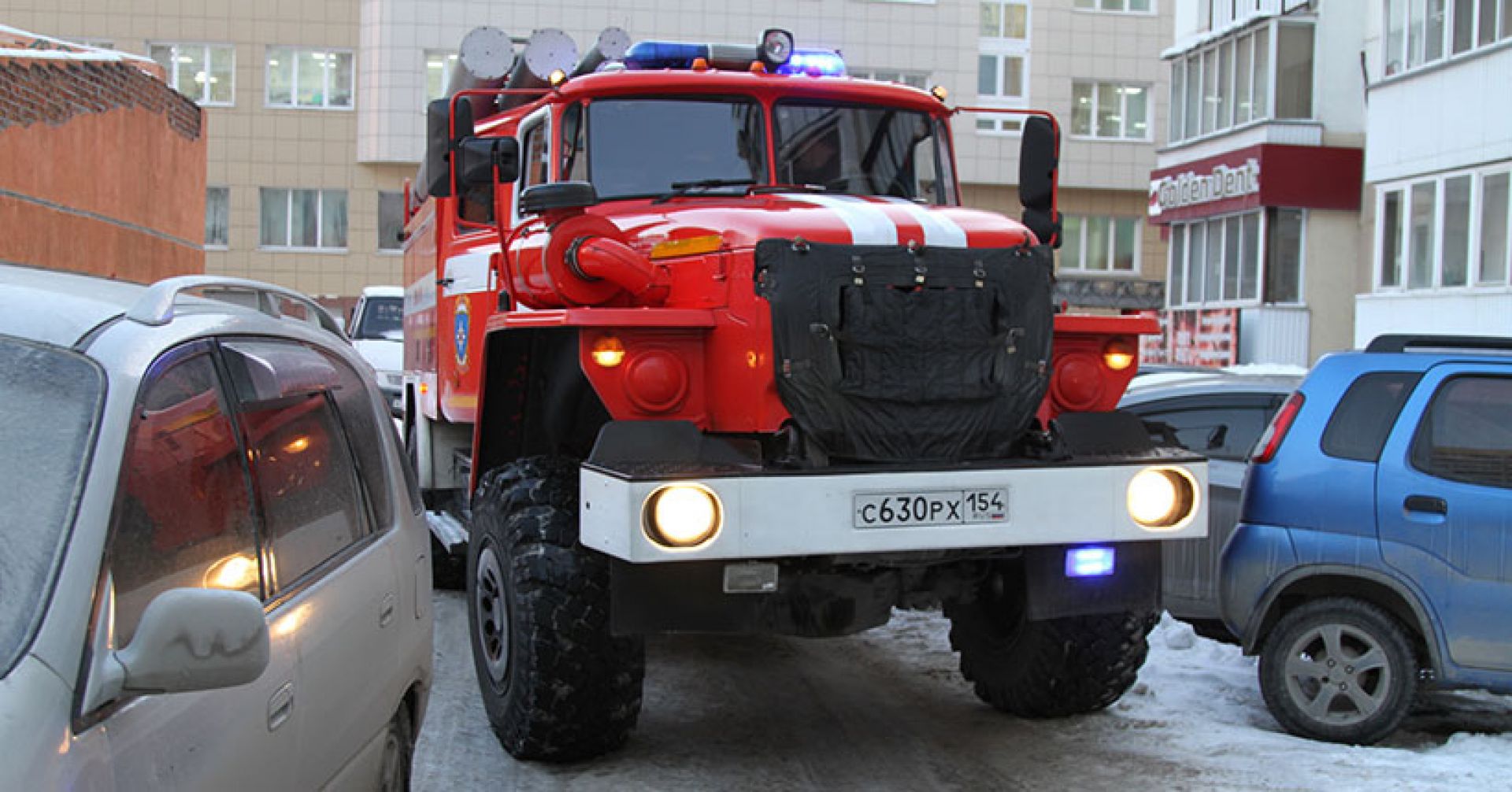 Новосибирские пожарные пожаловались на заставленные автомобилями дворы |  Ведомости законодательного собрания НСО